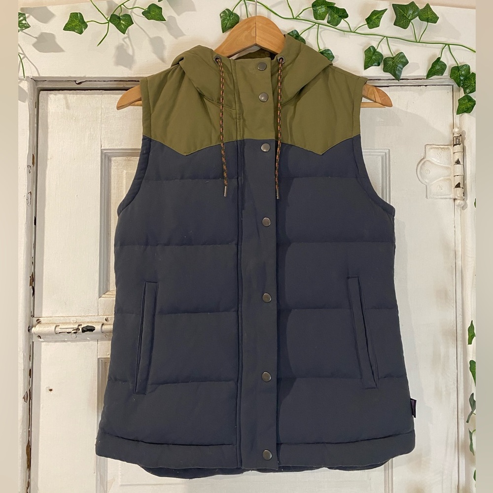 Patagonia women’s hooded puffy vest size xs Bivy